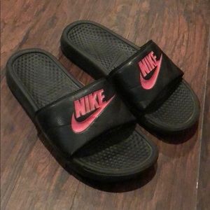 NIKE SLIDES